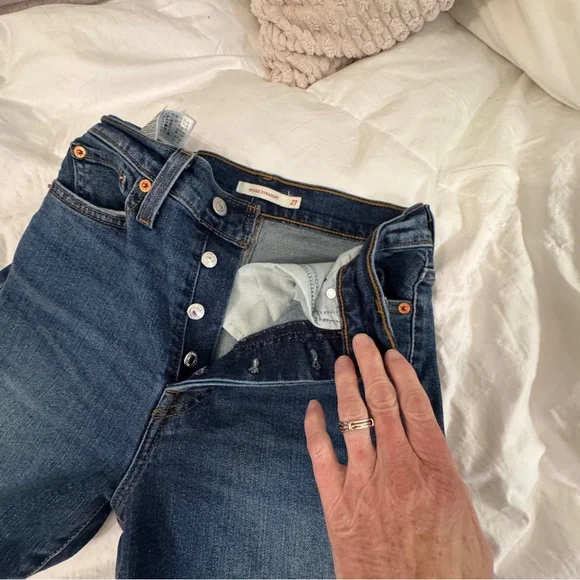 Levi’s Wedgie Straight Jeans –Size 27 – Dark Wash- excellent like new condition - Picture 3 of 5